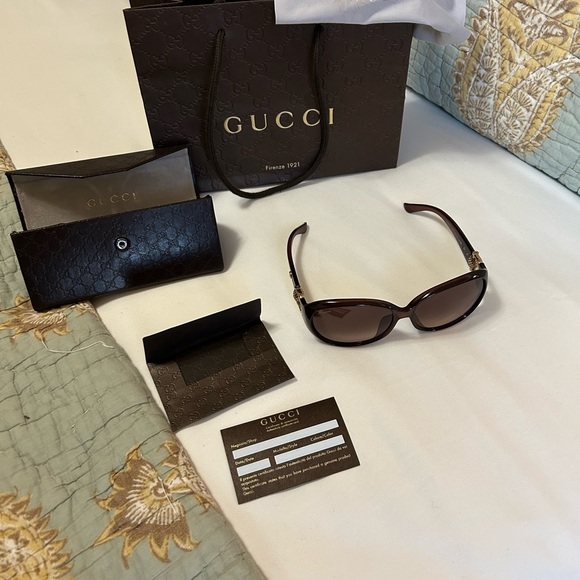 Gucci Elegant Dark Brown Sunglasses - Picture 2 of 9